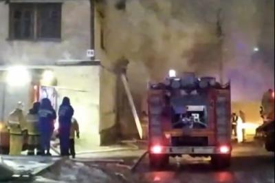 В Рязани горит двухэтажный барак в посёлке Шлаковый